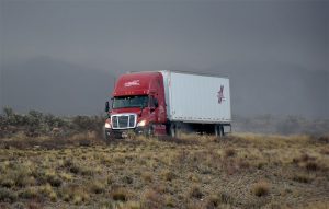 4 maneras eficaces para prevenir accidentes con camiones